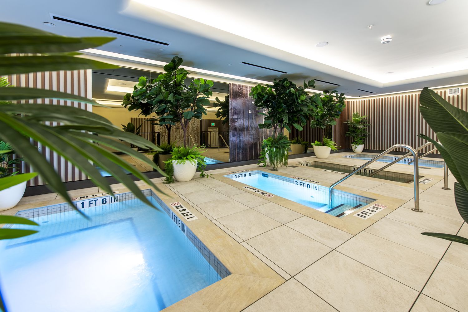 Hot and cold plunge pools at Anatomy Aventura